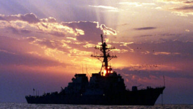 صورة ميرسك: استهداف سفينتين أمريكيتين ترافقهما بارجة بعدة مقذوفات