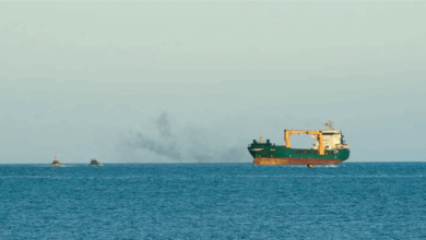 صورة رصد صواريخ وانفجارين على بعد 60 ميلاً بحرياً من ميناء محافظة الحديدة اليمنية