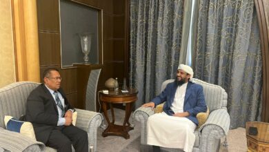 صورة النائب المحرمي يناقش مع رئيس مجلس الشورى مستجدات الأوضاع في البلاد