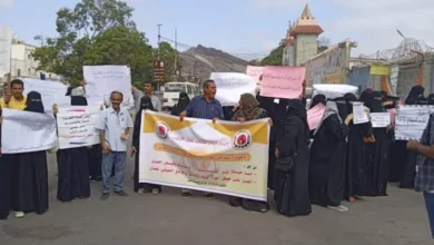 صورة وقفة احتجاجية لاتحاد نقابات الجنوب بمحيط قصر المعاشيق في العاصمة عدن