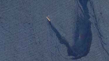 صورة تسرب نفطي في البحر الأحمر طوله 18 ميلا من سفينة استهدفها الحوثيون