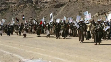 صورة ميليشيا الحوثي تنفذ عرض عسكري مشترك مع تنظيم القاعدة في محافظة البيضاء اليمنية