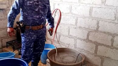 صورة ضبط مصنع لإنتاج الخمور البلدي يديره عناصر من المهاجرين الغير شرعيين بمدينة عتق