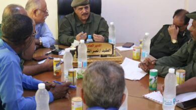 صورة نائب مدير أمن العاصمة عدن يناقش مع إدارة مصلحة الهجرة والجوازات جهود تطوير أداء خدماتها