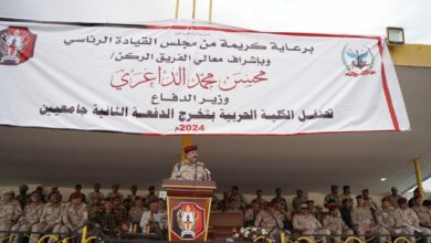 صورة وزير الدفاع يشهد حفل تخرج الدفعة الثانية من الكلية الحربية بالعاصمة عدن