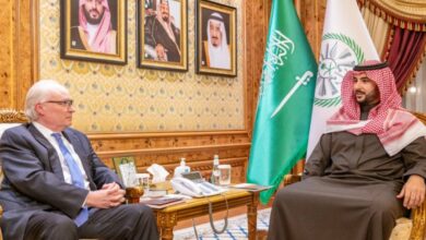 صورة وزير الدفاع السعودي يبحث مع المبعوث الأمريكي لليمن جهود إحلال السلام
