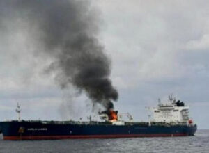 صورة وكالة بريطانية : هجوم صاروخي استهدف سفينة تبحر في خليج عدن