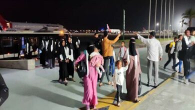 صورة وصول نحو 190 يمنيا عالقا في السودان إلى مطار عدن الدولي