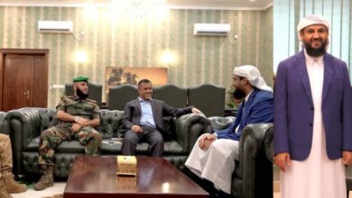 صورة النائب أبو زرعة المحرٌمي يلتقي بقائد وحدة حماية الأراضي المقدم كمال الحالمي