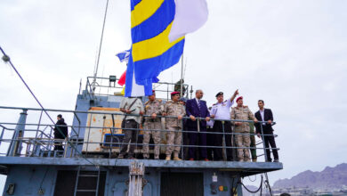 صورة الرئيس الزُبيدي يدشّن إدخال آليات جديدة للقوات البحرية