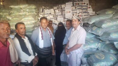صورة بتوجيهات الرئيس الزُبيدي.. انتقالي أبين يدشن توزيع السلال الغذائية على أسر الشهداء بالمحافظة