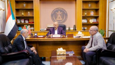 صورة الرئيس الزُبيدي يلتقي رئيس الكتلة الجنوبية في البرلمان فؤاد عبيد واكد