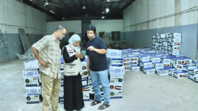 صورة المحامية نيران سوقي تتفقد مراكز توزيع السلال الغذائية في العاصمة عدن