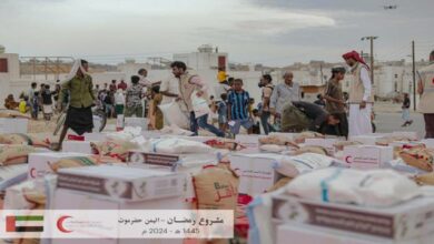 صورة الهلال الأحمر الإماراتي يواصل أعماله الإغاثية ويوزع المير الرمضاني بمحافظة حضرموت
