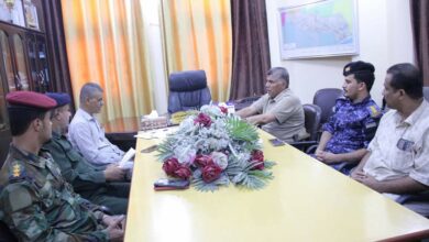 صورة العميد المنهالي يناقش مع مدير عام مديرية غيل باوزير جوانب تعزيز الأوضاع الأمنية بالمديرية