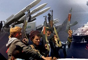 صورة تلاحقه أميركا.. هل أدار قائد إيراني أولى هجمات الحوثي بحراً؟