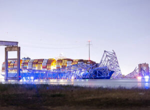 صورة بعد اصطدام سفينة به.. السلطات الأمريكية تعلن انهيار جسر في بالتيمور
