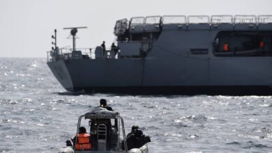 صورة بريطانيا تعلن إرسال سفينة حربية لحماية حركة الشحن في البحر الأحمر