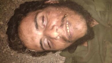صورة العثور على جثة شخص مجهول الهوية تعرض لحادث مروري في خط طور الباحة بلحج