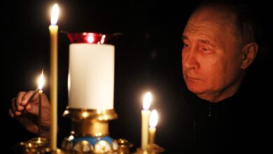 صورة بوتين يضيء شمعة حداداً على أرواح ضحايا هجوم كروكوس الإرهابي