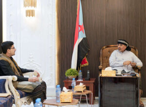 صورة الرئيس الزُبيدي يطلع على مستجدات الأوضاع في محافظة المهرة