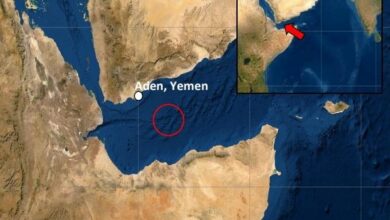 صورة هيئة بحرية بريطانية تكشف عن وقوع انفجار بالقرب من سفينة جنوب شرق عدن