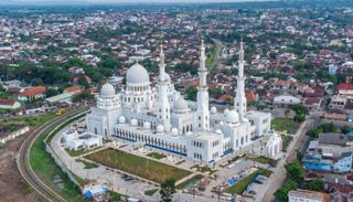 صورة 10 آلاف وجبة يوميا.. الإمارات تنثر الخير على الصائمين بمسجد الشيخ زايد في إندونيسيا