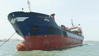 صورة إنقاذ سفينة بضائع ضخمة قبل غرقها في قناة السويس