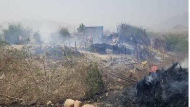 صورة إصابة نازح ونازحة واحتراق أربعة مساكن جراء حريق مخيم للنازحين في الحديدة اليمنية
