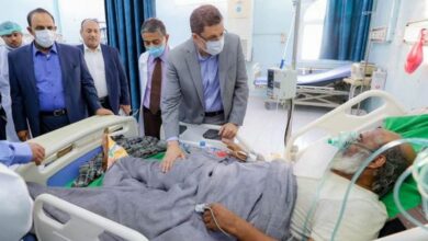 صورة رئيس الوزراء يتفقد المرضى في مستشفى ابن سينا بالمكلا