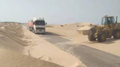 صورة إزالة الرمال المتحركة في الخط الدولي الرابط بين عتق والمكلا