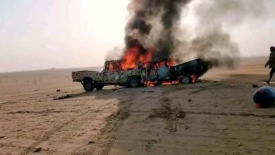 صورة حادث مروري يؤدي بحياة 13 جندي من أفراد جيش الشرعية وعشرات المصابين في محافظة الجوف