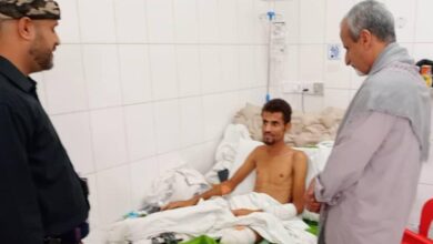 صورة الوكيل الشبحي يتفقد جرحى الجبهات الذي يتلقون العلاج في مستشفيات العاصمة عدن