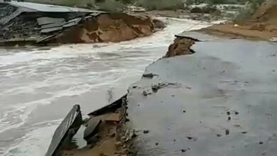 صورة مياه الامطار تخلف اضرار بطرقات بيحان وعسيلان والسلطة المحلية توجّه بسرعة التدخل
