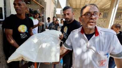 صورة سيارات إسعاف تنقل جثامين عمال إغاثة للجانب المصري لمعبر رفح
