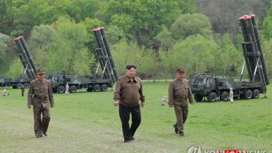صورة زعيم كوريا الشمالية يشرف على مناورة تحاكي “هجوماً نووياً مضاداً”