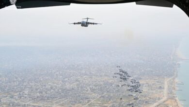 صورة تنفيذ الإسقاط الجوي الـ 23 للمساعدات الإنسانية والإغاثية على شمال قطاع غزة