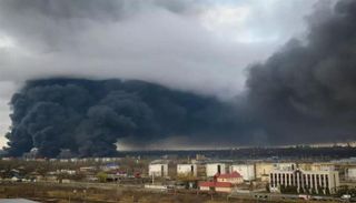 صورة حريق وضحايا.. هجوم روسي يشعل ميناء أوديسا الأوكراني
