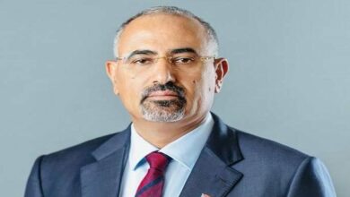 صورة الرئيس الزُبيدي يُعزَّي في وفاة المناضل العميد طيار منصر صالح العمراني