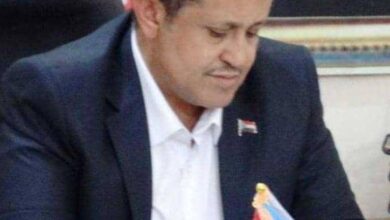 صورة رئيس إنتقالي لحج يعزي اللواء الركن صالح البكري وكافة آل السيد أحمد البكري بوفاة إبنهم أحمد عبد اللاه