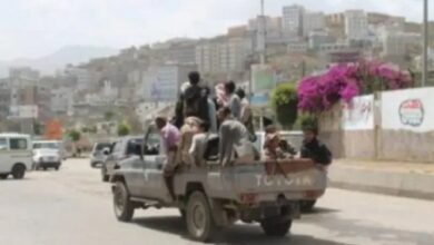 صورة مسلحون حوثيون يعتدون على مُسن وأولاده في تعز ويصادرون أرضه بالقوة