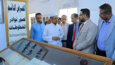 صورة فريق التواصل وتعزيز الوعي السياسي في المجلس الانتقالي يزور مكتبة الأحقاف للمخطوطات بتريم