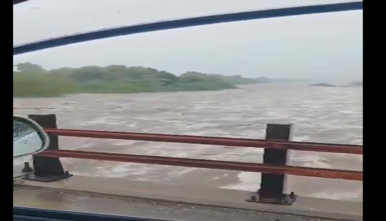 صورة سيول الأمطار تغمر جسر الحسيني بوادي تبن في لحج