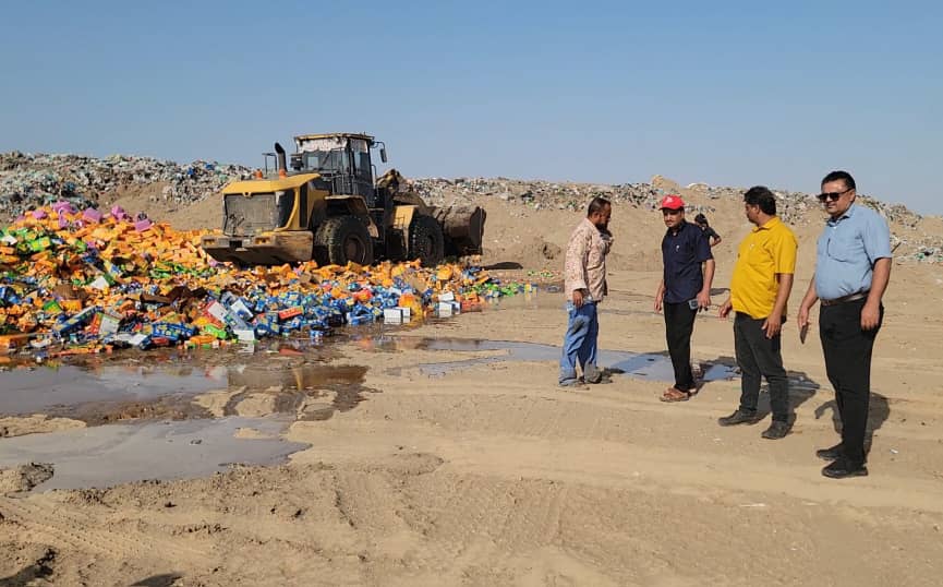 صورة مدير عام المنصورة يوجه بإتلاف ( 70 ) طناً من العصائر منتهية الصلاحية